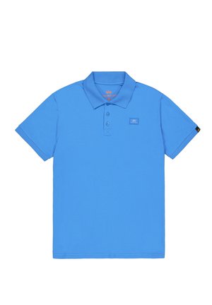 Blauwe polo gemaakt van ademende stof, met een knoopsluiting aan de kraag, korte mouwen en een logo-opdruk op de linkerkant van de borst.