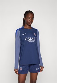 Marineblå og grå langermet fotballdrakt med "QATAR AIRWAYS"-logo, parret med matchende shorts og Paris-logo, laget av fukttransporterende materiale.