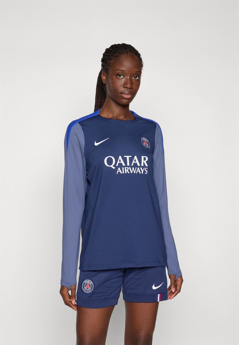 Marineblå og grå langermet fotballdrakt med "QATAR AIRWAYS"-logo, parret med matchende shorts og Paris-logo, laget av fukttransporterende materiale.
