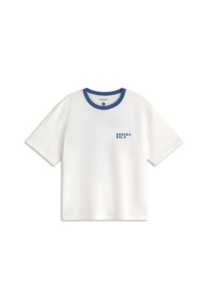Camiseta blanca de manga corta con cuello azul y pequeño texto azul "BODEGA SOL" en el pecho izquierdo.