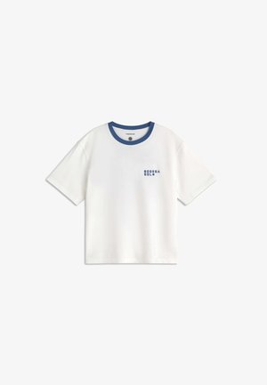 Camiseta blanca de manga corta con cuello azul y pequeño texto azul "BODEGA SOL" en el pecho izquierdo.