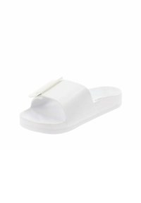 Sandalo bianco con fascia larga realizzato in materiale sintetico liscio. Presenta una fascia ampia sopra il piede e una suola sagomata per il comfort.