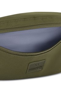 Olivgrünes Reißverschlussetui mit strukturiertem Äußeren und glattem Innenfutter. Verfügt über ein kleines Markenetikett auf einer Seite.