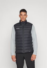 Zwarte gewatteerde vest met hoge kraag, ritssluiting aan de voorkant en logo-detail. Gemaakt van lichtgewicht materiaal, met een doorgestikte ontwerp en een slanke pasvorm.