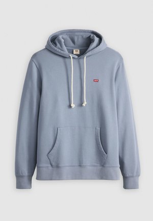 Sudadera azul hecha de una tela suave, con un bolsillo frontal, cordones ajustables y un pequeño logo rojo en el pecho.