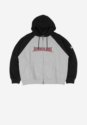 Sudadera con cremallera en gris y negro, con capucha, que presenta un bolsillo frontal y un gráfico de "WASTED" en rojo en el pecho.