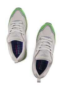 Hellgraue Sportschuhe mit grünen Akzenten, Obermaterial aus Mesh, gepolsterter Zunge und strukturiertem Sohle. Weiße Schnürsenkel über einer marineblauen, karierten Einlegesohle.