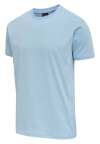 Effen lichtblauw katoenen T-shirt met korte mouwen en een ronde hals, afgebeeld op een witte achtergrond.