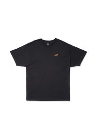 T-shirt noir à coupe ample avec des manches courtes et un petit logo de texte orange "VOLUME" sur la poitrine gauche, sur un fond blanc.