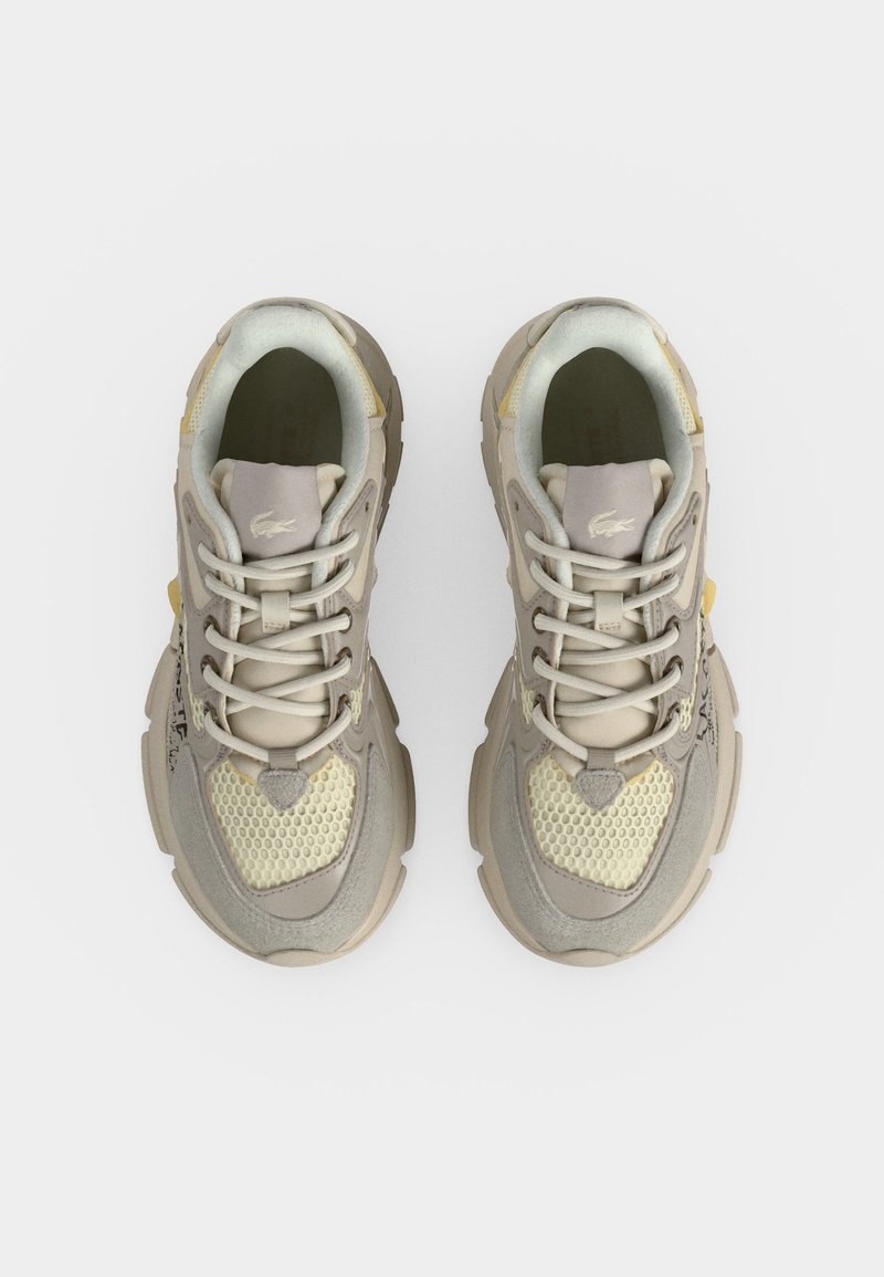 Coppia di sneaker beige e crema chunky con pannelli in mesh e suede, chiusura con lacci e logo brandizzato sulla linguetta imbottita, vista dall'alto.