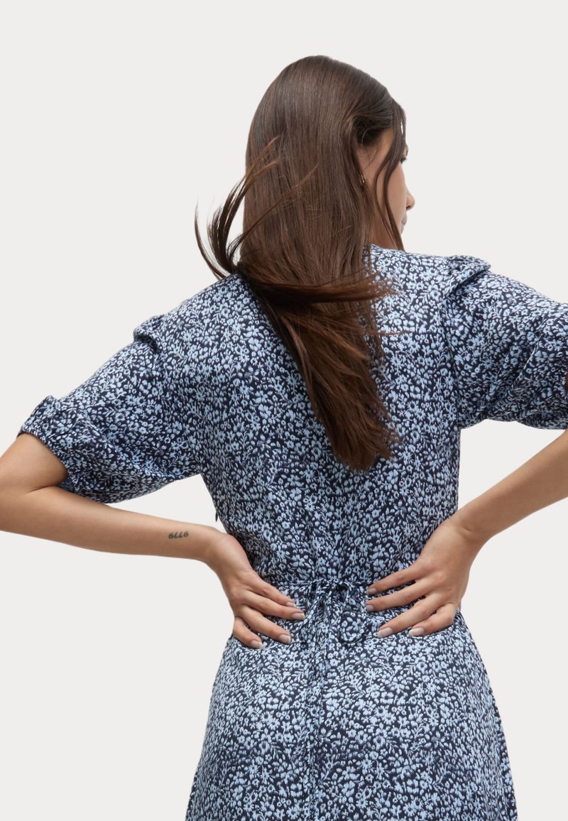 Jupe longue - fille - marque Kiabi - couleur bleu marine - fleurs - taille 116 cm (6 ans) - Label Emmaüs