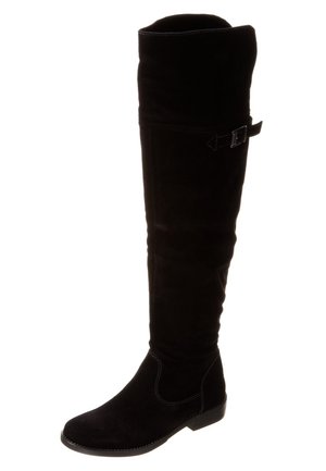 Bottes en suède noir au-dessus du genou avec une semelle plate, un bout arrondi et un détail de boucle décoratif sur le côté supérieur. Texture lisse et accents de couture.
