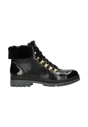 Bottines de randonnée en cuir noir avec finition brillante, quincaillerie dorée, devant à lacets, col en fausse fourrure et semelle en caoutchouc robuste pour une meilleure traction.