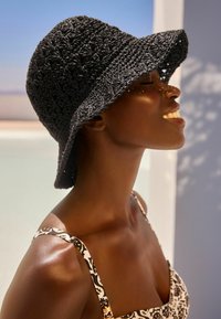Next REGULAR FIT - Hatte - black