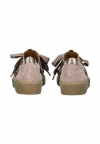Baskets en daim rose clair avec un bout arrondi, une semelle en caoutchouc épaisse et de grands nœuds en tissu à l'arrière avec des accents métalliques.