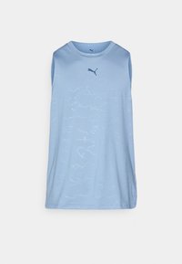  Lichtblauw mouwloos sporttop gemaakt van een gladde stof, met een subtiel patroon en een klein zwart Puma-logo op de borst.