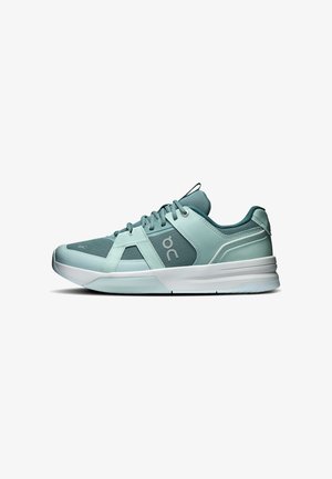 Baskets de sport bleu clair et sarcelle avec dessus en mesh et synthétique, semelle épaisse blanche et fermeture à lacets, vues de profil sur fond blanc.