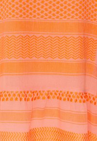 Kevyt kangas, jossa on oranssin ja vaaleanpunaisen sävyjä sekä geometrisia kuvioita. Sisältää raidoitusta ja tekstuureja, jotka luovat kerroksellisen ja visuaalisesti kiinnostavan muotoilun.