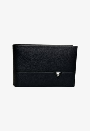 Portafoglio in pelle nera texture con una rifinitura triangolare in argento. Presenta un design sottile e una struttura chiusa, adatta per tessere e contanti.