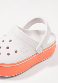 Crocs CROCBAND PLATFORM CLOG - Badsandal - barely pink/bright coral