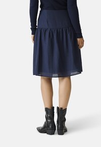 Noa Noa CAMILLANN - Falda plisada - navy blazer