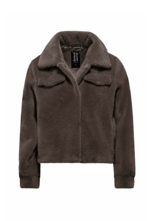 Veste en peluche marron foncé à large col, manches longues, poches avant et fermeture dissimulée, présentée sur fond blanc.