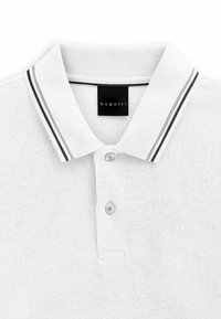 Weißes Poloshirt aus strukturiertem Stoff, mit drei Knöpfen und einem klassischen Kragen mit schwarz-grauen Streifenakzenten. Markenlabel: Bugatti.