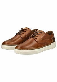 Zapatos de cuero marrón con una parte superior lisa, acentos texturizados contrastantes, suela de goma blanca y costuras decorativas. Incluye cordones y acolchado.