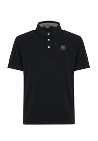 Polo shirt nero a maniche corte realizzato in tessuto liscio, con patta a due bottoni, colletto a contrasto e una piccola etichetta con logo sul petto.