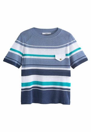 Pull à manches courtes à rayures dans des nuances de bleu, blanc et sarcelle. Il présente un col rond et une petite poche poitrine avec un accent de bouton doré.