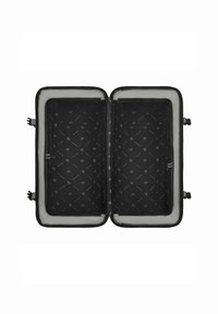 Malette de voyage noire avec deux compartiments zippés, dotée de poches en maille et d'un intérieur à motif. Texture lisse, forme rectangulaire.
