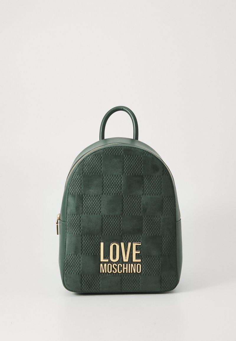 Mochila verde com textura em padrão de xadrez, logotipo dourado "LOVE MOSCHINO", topo arredondado e uma alça no topo. Material suave com fecho de correr.