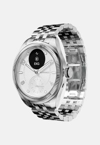 Silberne Smartwatch mit einem Edelstahlarmband, rundem Ziffernblatt, EKG-Anzeige und feiner Textur auf dem weißen Zifferblatt. Nummerierte Stundenmarkierungen.