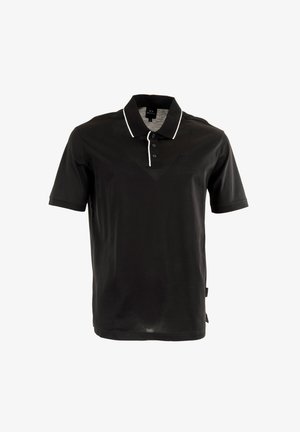 Polo negro de manga corta hecho de tela suave; cuenta con un cuello con ribete blanco y una tapeta de tres botones. Sutil logo en el pecho.