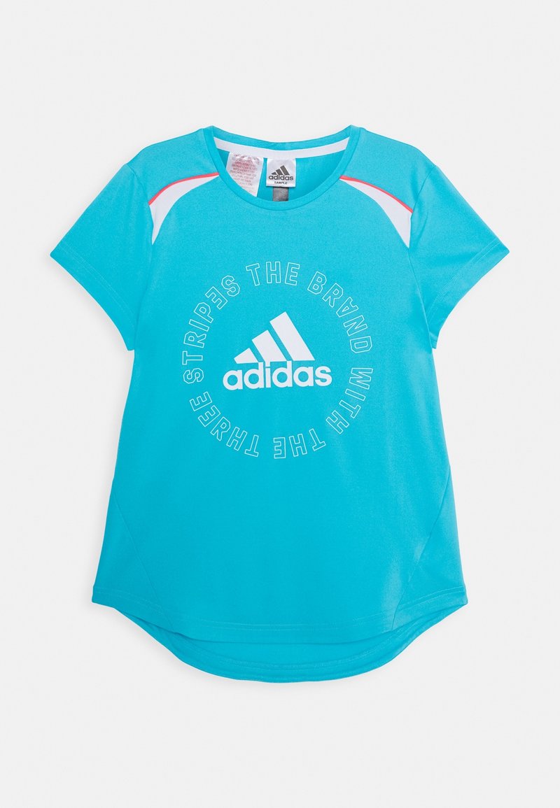 Camisa atlética turquesa de manga corta, con cuello redondo y acentos blancos en contraste. Presenta un texto en negrita y el logo de adidas en el centro.