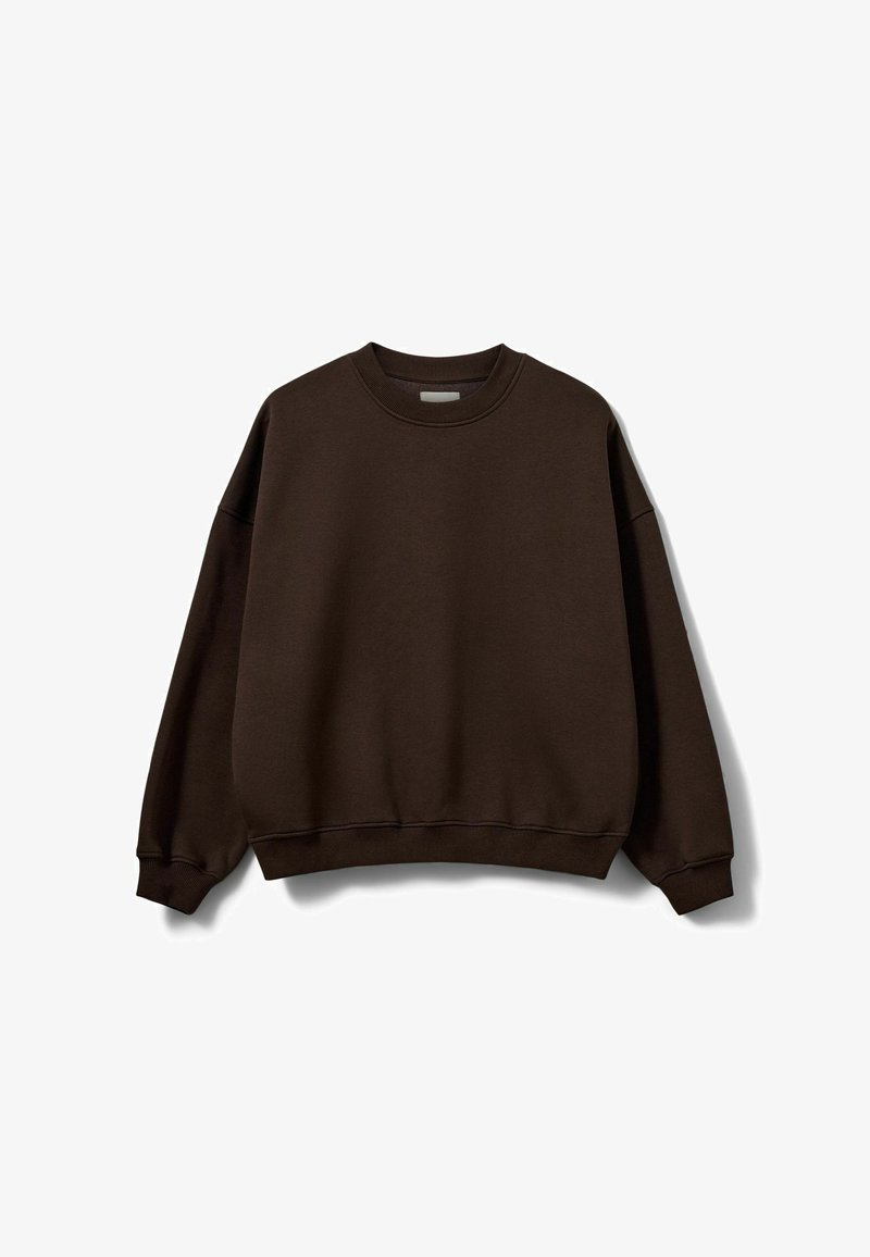 Sweat-shirt marron foncé à col rond, manches longues, poignets et ourlet côtelés, présenté à plat sur fond blanc.