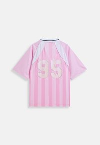 Αθλητική φανέλα με ροζ και λευκές ρίγες, κοντά μανίκια, με λευκό αριθμό 95 στην πλάτη και γιακά με μαύρο περίγραμμα.