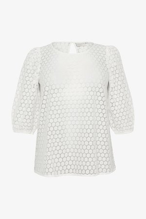 Blouse blanche avec un motif texturé ressemblant à de la dentelle. Caractéristiques d'un col rond, de manches bouffantes et d'une ouverture en forme de goutte dans le dos.