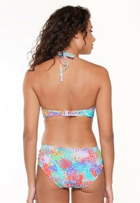 Bikini multicolore con un motivo floreale e astratto, reggiseno a bandeau con legature regolabili e slip a vita alta con dettagli laterali.