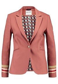 Rosa skräddarsydd kavaj med en åtsittande siluett, guldaccentuerade ärmslut och en mönstrad innervadd med röda och navy prickar. Enknapplåsning.