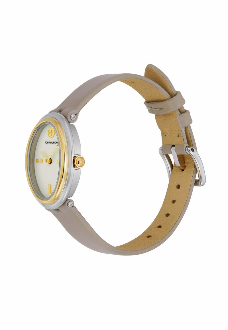 Reloj Tory Burch con caja de plata y oro, esfera crema y correa de cuero beige con una textura suave y hebilla ajustable.
