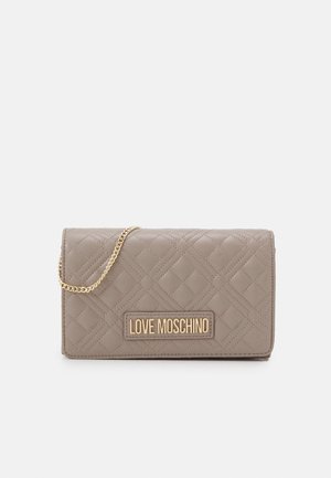 Béžové prošívané psaníčko Love Moschino se zlatým řetízkovým popruhem a zlatou značkou na přední straně na bílém pozadí.