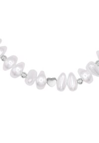 Collana di perle bianche con forme ovali e rotonde variate, con accenti in argento, tra cui un piccolo pezzo a forma di cuore.