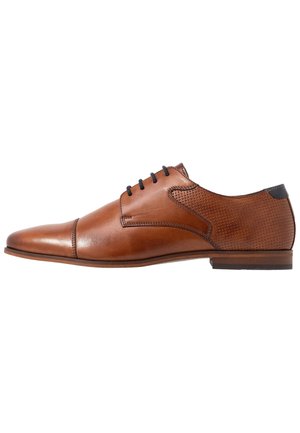 Chaussure de ville pour homme en cuir marron avec lacets noirs, bout arrondi et détail talon texturé, vue de profil.