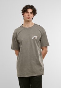 MJ Gonzales HEAVY ACID WASHED - T-shirts med print - asphalt