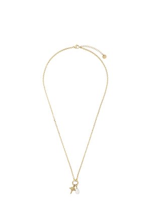 Delicata collana a catena d'oro con un piccolo ciondolo a forma di uccello e un unico ciondolo di perla bianca a forma di goccia.