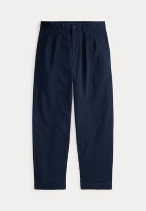 Marineblaue gerade Hosen mit Bügelfalten, Knopfverschluss, Gürtelschlaufen und Seitentaschen, flach auf weißem Hintergrund liegend.