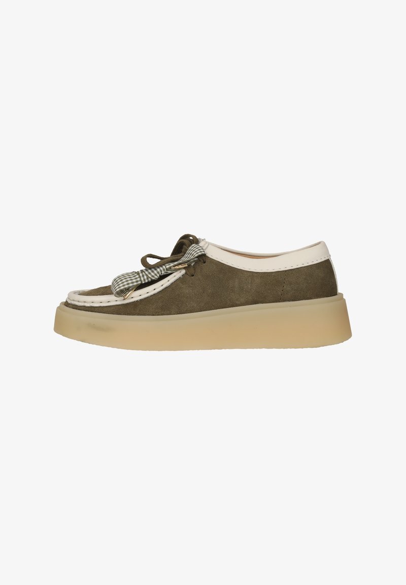 Chaussure en daim vert olive avec bordure blanche, semelle épaisse beige, et lacet ruban à carreaux sur le profil latéral sur fond blanc.