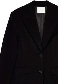 Čierna saková bunda so štruktúrovaným dizajnom, ostrými klopami, dvoma prednými vreckami a zapínaním na jeden gombík. Hladký povrch látky.