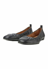 Schwarze Leder-Ballettschuhe mit einem gerafften elastischen Band um die Öffnung, spitzem Zehenbereich und flacher Sohle. Glatte Textur und einfaches Design.